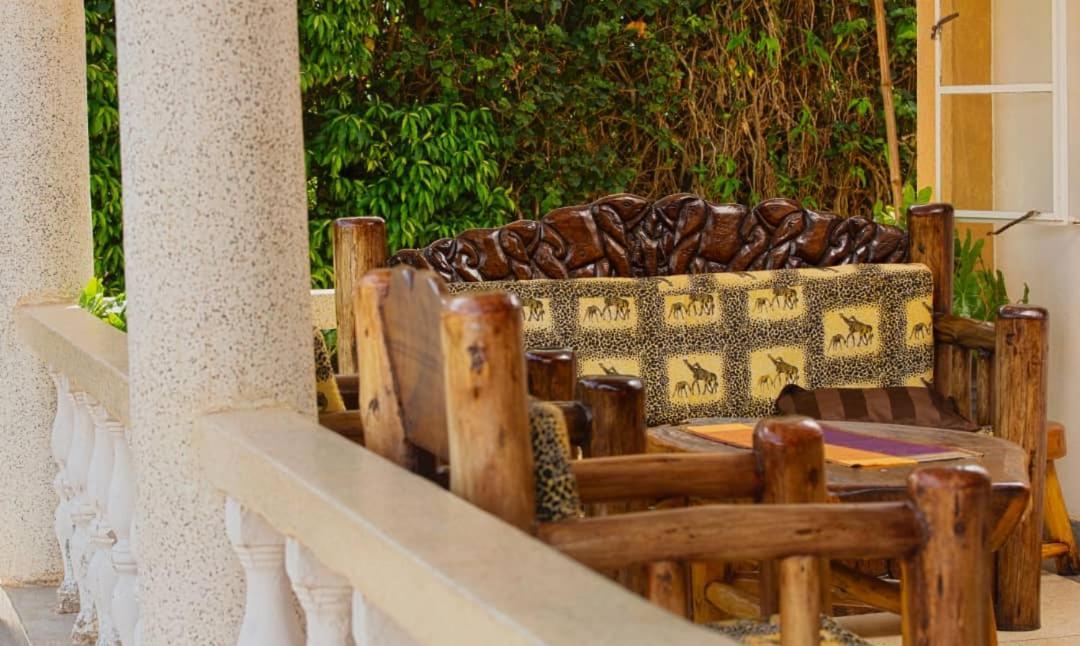 Entebbe Vine Inn Экстерьер фото